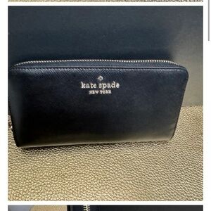 Gently used no stains no scratches zipper pull work great .